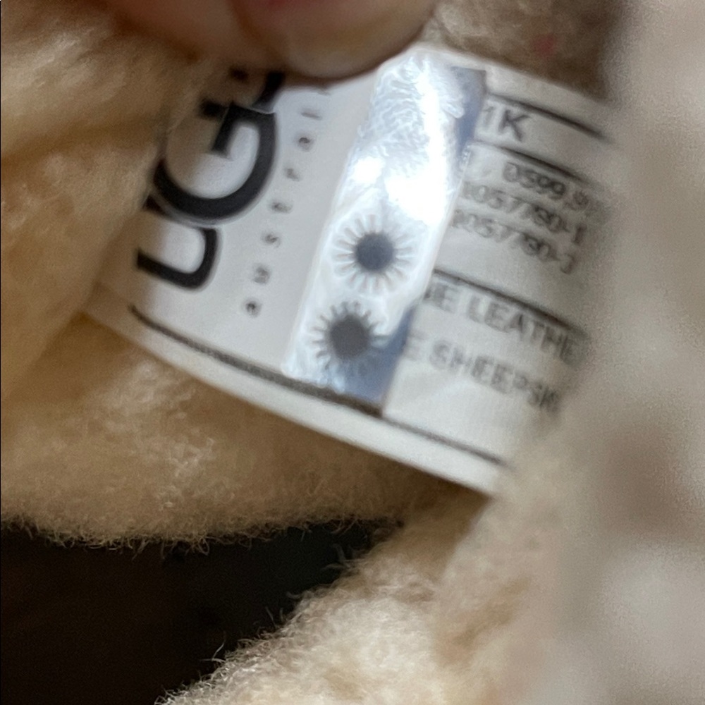 UGG Bailey Button II | Size 7 - image 9